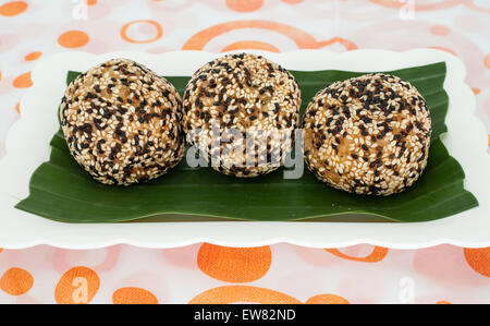 Thaïlande dessert, boules de sésame était dans la cuisine Thai street market Banque D'Images