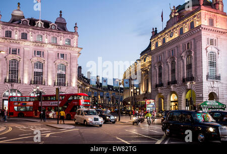 Les bus rouges et des taxis Piccadilly Circus la nuit London UK Banque D'Images