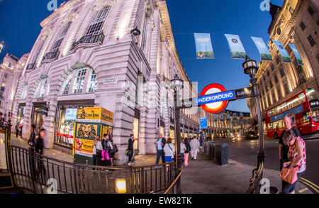 La station de métro Piccadilly Circus par l'entrée de la nuit London UK Banque D'Images