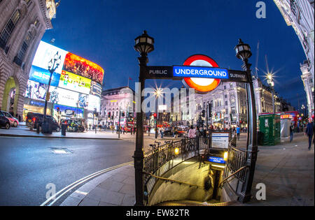La station de métro Piccadilly Circus par l'entrée de la nuit London UK Banque D'Images