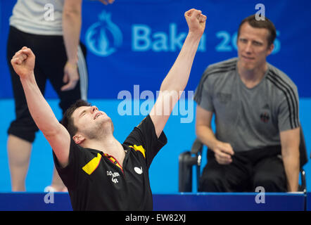 Baku, Azerbaïdjan. 19 Juin, 2015. Joueur de tennis de table de l'Allemagne Dimitrij Ovtcharov célèbre à côté de son entraîneur Joerg Rosskopf après avoir gagné à la finale chez les hommes contre Vladimir Samsonov du Bélarus à l'Baku 2015 jeux européens à Bakou Sports Hall à Bakou, Azerbaïdjan, 19 juin 2015. Photo : Bernd Thissen/apd /afp/Alamy Live News Banque D'Images