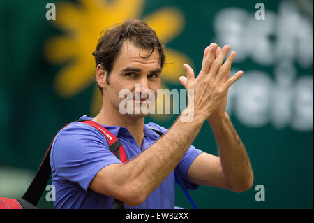 Halle, Allemagne. 19 Juin, 2015. La Suisse de Roger Federer célèbre sa victoire en quart de finale match contre Florian Mayer de l'Allemagne dans le tournoi de tennis ATP à Halle, Allemagne, 19 juin 2015. Dpa : Crédit photo alliance/Alamy Live News Banque D'Images