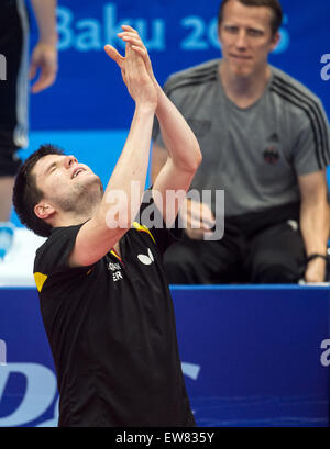 Baku, Azerbaïdjan. 19 Juin, 2015. Joueur de tennis de table de l'Allemagne Dimitrij Ovtcharov célèbre à côté de son entraîneur Joerg Rosskopf après avoir gagné à la finale chez les hommes contre Vladimir Samsonov du Bélarus à l'Baku 2015 jeux européens à Bakou Sports Hall à Bakou, Azerbaïdjan, 19 juin 2015. Photo : Bernd Thissen/apd /afp/Alamy Live News Banque D'Images