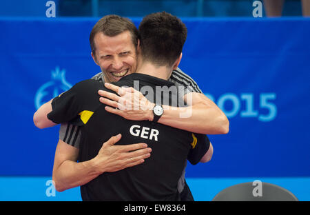 Baku, Azerbaïdjan. 19 Juin, 2015. Joueur de tennis de table de l'Allemagne Dimitrij Ovtcharov célèbre avec son entraîneur Joerg Rosskopf après avoir gagné à la finale chez les hommes contre Vladimir Samsonov du Bélarus à l'Baku 2015 jeux européens à Bakou Sports Hall à Bakou, Azerbaïdjan, 19 juin 2015. Photo : Bernd Thissen/apd /afp/Alamy Live News Banque D'Images