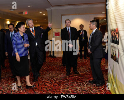 (150619) -- Pittsburgh, 19 juin 2015 (Xinhua) -- le vice-Premier ministre chinois Liu Yandong (L'avant), une exposition de photos visites avant une cérémonie pour le 10e anniversaire de la "Chunhui Cup' l'innovation et l'esprit de la concurrence pour les étudiants chinois d'outre-mer à Pittsburgh, la deuxième plus grande ville dans l'État américain de Pennsylvanie, 19 juin 2015. Liu Yandong vendredi a appelé à poursuivre les échanges entre jeunes de la Chine et les États-Unis dans le domaine de l'innovation et l'entrepreneuriat. (Xinhua/Bao Dandan) Banque D'Images