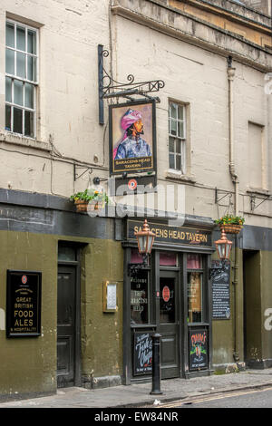 Vue sur l'extérieur de l'établissement Saracens Head Public House à Bath en Angleterre Somerset Banque D'Images