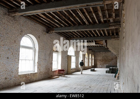 Woolwich, Londres, Royaume-Uni. 19 juin 2015. Certaines chambres de l'abandon de l'Arsenal Royal building en attente de réaménagement. Le Royal Borough de Greenwich travaille fort pour attirer et innovateurs de haute qualité aux organisations artistiques et culturelles à l'Arsenal Royal en obtenant le bail sur un certain nombre de bâtiments patrimoniaux - certaines épaves - qui offrent le potentiel d'établir des installations culturelles de classe mondiale. Credit : bas/Alamy Live News Banque D'Images