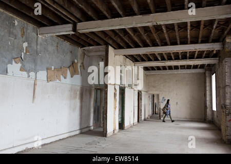 Woolwich, Londres, Royaume-Uni. 19 juin 2015. Certaines chambres de l'abandon de l'Arsenal Royal building en attente de réaménagement. Le Royal Borough de Greenwich travaille fort pour attirer et innovateurs de haute qualité aux organisations artistiques et culturelles à l'Arsenal Royal en obtenant le bail sur un certain nombre de bâtiments patrimoniaux - certaines épaves - qui offrent le potentiel d'établir des installations culturelles de classe mondiale. Credit : bas/Alamy Live News Banque D'Images