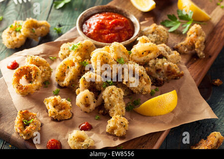 Panés maison Calmars frits avec sauce Marinara Banque D'Images