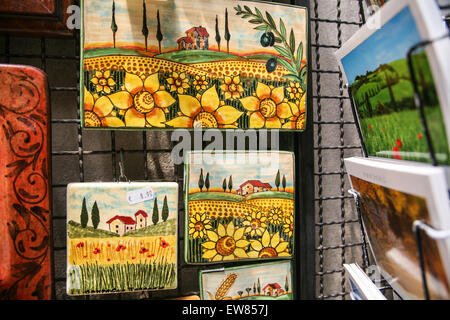 La campagne toscane typique montrant les plaques de tournesols et autres œuvres pour la vente à ce métier/ magasin de souvenirs pour touristes en Banque D'Images