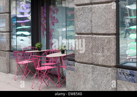 Tables et chaises rose dans un café à Londres, Angleterre Banque D'Images