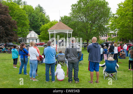 Anciens combattants et observer les villageois dans la journée commémorative Townshend Vermont Banque D'Images