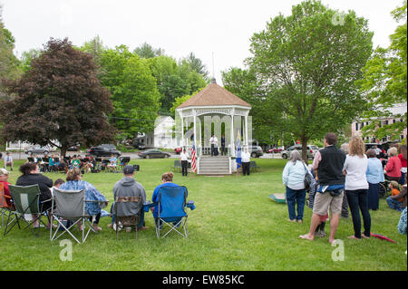 Anciens combattants et observer les villageois dans la journée commémorative Townshend Vermont Banque D'Images