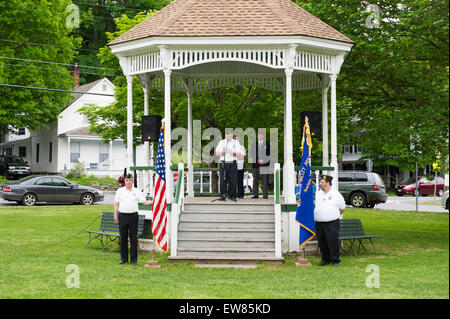 Anciens combattants et observer les villageois dans la journée commémorative Townshend Vermont Banque D'Images