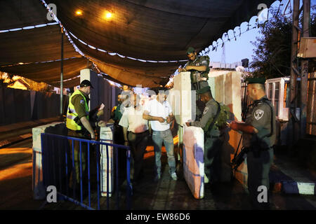 Bethléem, Palestine. 19 Juin, 2015. Un Palestinien promenades dans Bethléem comme point de Palestiniens attendre pour montrer leurs cartes d'identité aux agents de la sécurité israélienne pour faire leur chemin pour assister à la première prière du vendredi du Ramadan à Jérusalem, mosquée al-Aqsa. © Muhesen Amren/Pacific Press/Alamy Live News Banque D'Images