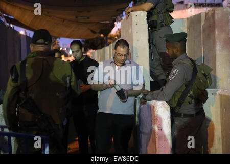 Bethléem, Palestine. 19 Juin, 2015. Un Palestinien promenades dans Bethléem comme point de Palestiniens attendre pour montrer leurs cartes d'identité aux agents de la sécurité israélienne pour faire leur chemin pour assister à la première prière du vendredi du Ramadan à Jérusalem, mosquée al-Aqsa. © Muhesen Amren/Pacific Press/Alamy Live News Banque D'Images