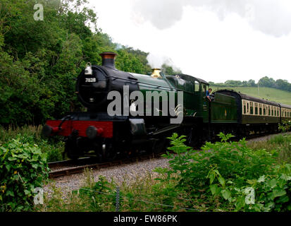 Manoir de la Locomotive à vapeur No Classe 7828 - Norton Manor se déplaçant le long de la West Somerset Railway entre la vapeur du patrimoine un Watchet Banque D'Images