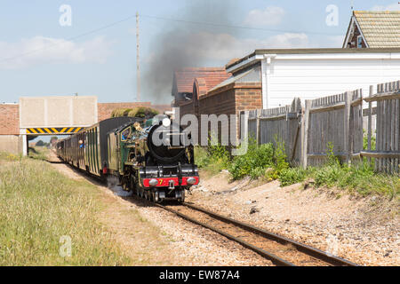 Petit train à vapeur sur le Romney, Hythe et Dymchurch Railway, Kent, Angleterre Banque D'Images