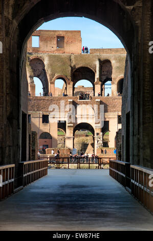 Vue sur le Colisée à Rome, Italie au cours de la journée. Détail de l'architecture intérieure Banque D'Images