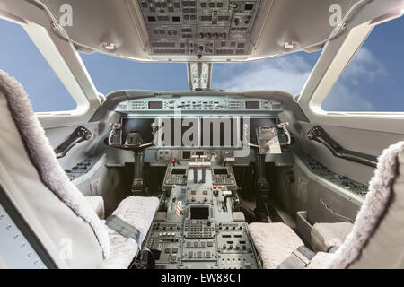 Vue de l'intérieur Cockpit G550 avec ciel bleu et nuages Banque D'Images