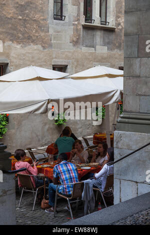 Personnes coin à l'arrière de l'hôtel les armures dans la vieille ville de Genève, Suisse Banque D'Images