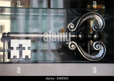 Clé affichée à l'entrée de l'Hôtel de ville de Riga Banque D'Images