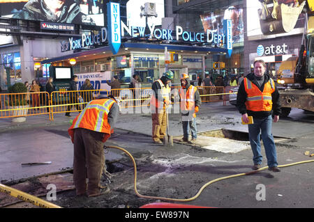 L'équipage de construction travaille en face de la station de police NYPD , Times Square New York Banque D'Images