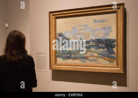 Un visiteur à l'aperçu de la presse se penche sur la peinture "Tournant Road (route tournante)' par Paul Cézanne. La Courtauld Gallery présente Unfinished ... Œuvres de la Courtauld Gallery, la vitrine d'été annuel qui met en lumière quelques-uns des remarquables du Courtauld collection permanente. Cette section spéciale se concentre sur le thème de "l'oeuvre inachevée", rassemblant peintures, dessins, estampes et sculptures de la Renaissance au début du xxe siècle qui ont tous été décrit comme "unfinished". L'affichage se déroulera du 18 juin au 20 septembre 2015. Banque D'Images