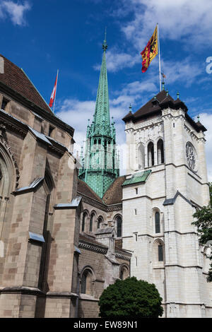 La cathédrale de tours contrastés saint-pierre dans la vieille ville de Genève, Suisse Banque D'Images