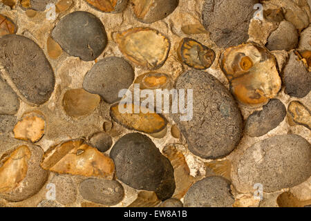 Hertfordshire puddingstone, genre de conglomérat, Hertfordshire, Angleterre, beaucoup folklore entoure cette roche sédimentaire Banque D'Images