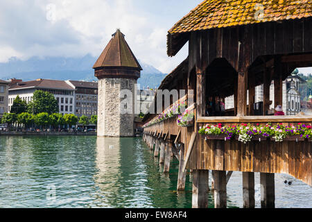 La wasserturm sur le kapellbrucke à Lucerne, Suisse Banque D'Images