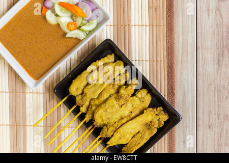 Curry thaïlandais de porc grillées, sauce aux arachides et de la salade. Banque D'Images