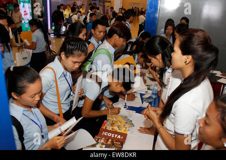 Phnom Penh, Cambodge. 20 Juin, 2015. Les gens recherchent de l'emploi au cours d'une carrière dans le forum Phnom Penh, Cambodge, 20 juin 2015. Le 11ème forum des métiers le coup d'ici samedi, attirant des milliers d'étudiants universitaires et diplômés qui sont désireux d'en apprendre davantage sur le marché du travail et chercher un emploi. Credit : Sovannara/Xinhua/Alamy Live News Banque D'Images