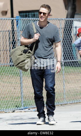 Josh Dallas passe du temps de qualité avec son fils Oliver et sa nourrice dans un parc à Los Angeles avec : Josh Dallas Où : Los Angeles, California, United States Quand : 18 Avr 2015 Banque D'Images