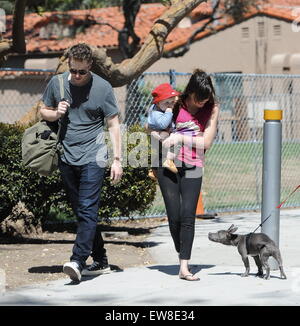 Josh Dallas passe du temps de qualité avec son fils Oliver et sa nourrice dans un parc à Los Angeles avec : Josh Dallas, Dallas Oliver Où : Los Angeles, California, United States Quand : 18 Avr 2015 Banque D'Images