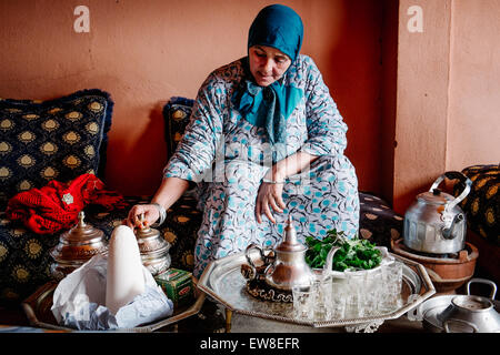 Vieillissement de la femme fait le thé à la menthe berbère au Maroc. Banque D'Images