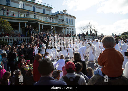 Katoomba, New South Wales, Australie. 20 juin 2015. Le Festival de magie de l'hiver à Katoomba dans les Blue Mountains, à l'ouest de Sydney célèbre le solstice d'hiver. Sur la photo : on danse en face de l'hôtel Carrington. Crédit : Richard Milnes/Alamy Live News Banque D'Images