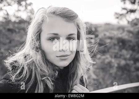 Gros plan extérieur monochrome portrait of teenage girl blonde Caucasienne Banque D'Images