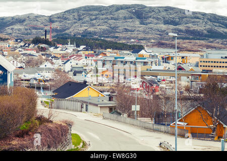 Rorvik, ville de Norvège avec des maisons en bois sur des collines rocheuses Banque D'Images