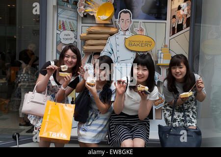 Tokyo, Japon. 20 Juin, 2015. Les clients de poser pour les caméras à l'extérieur de la nouvelle pâtisserie ''Dominique Ansel Bakery'' dans Omotesando Hills le 20 juin 2015, Tokyo, Japon. Le Japon est le premier pays en dehors des Etats-Unis pour les populaires New York Bakery pour ouvrir un magasin. Selon les organisateurs, environ 400 clients ont attendu 3 à 4 heures du matin pour déguster ses desserts originaux tels que le ''Cronut'' un croissant doughnut création fusion par le Chef Dominique Ansel. Credit : Rodrigo Reyes Marin/AFLO/Alamy Live News Banque D'Images