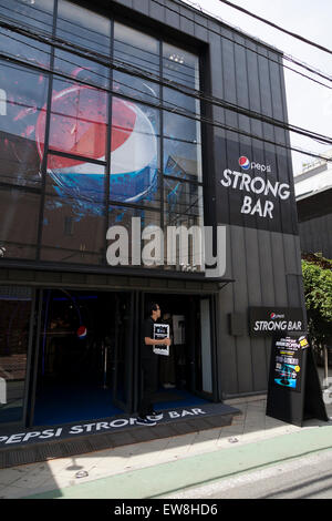 Une vue de ''bar'' Pepsi de solides capacités dans Omotesando le 20 juin 2015, Tokyo, Japon. La forte Bar ouvert le 11 juin pour promouvoir Pepsi Strong zéro au Japon, qui ont été mis en vente le 16 juin. Les visiteurs peuvent déguster le nouveau produit gratuitement s'ils partagent un hashtag Pepsi sur les médias sociaux. © Rodrigo Reyes Marin/AFLO/Alamy Live News Banque D'Images