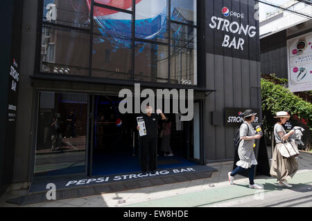 Une vue de ''bar'' Pepsi de solides capacités dans Omotesando le 20 juin 2015, Tokyo, Japon. La forte Bar ouvert le 11 juin pour promouvoir Pepsi Strong zéro au Japon, qui ont été mis en vente le 16 juin. Les visiteurs peuvent déguster le nouveau produit gratuitement s'ils partagent un hashtag Pepsi sur les médias sociaux. © Rodrigo Reyes Marin/AFLO/Alamy Live News Banque D'Images