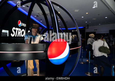 Un homme joue avec une tête-réalité virtuelle OculusRift mounter '''' au ''bar'' forte Pepsi dans Omotesando le 20 juin 2015, Tokyo, Japon. La forte Bar ouvert le 11 juin pour promouvoir Pepsi Strong zéro au Japon, qui ont été mis en vente le 16 juin. Les visiteurs peuvent déguster le nouveau produit gratuitement s'ils partagent un hashtag Pepsi sur les médias sociaux. © Rodrigo Reyes Marin/AFLO/Alamy Live News Banque D'Images