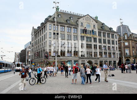 Façade extérieure et de Madame Tussaud's Wax Museum sculpture sur la place du Dam à Amsterdam aux Pays-Bas, à l'égard Rokin Banque D'Images