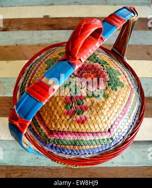 Transporteur de Tiffin, Chiness isolé sur table en bois Banque D'Images