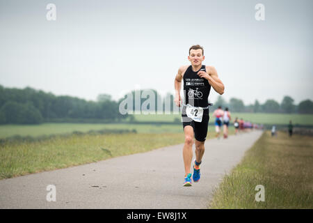 Rutland Water, dans le Leicestershire. 20 Juin, 2015. James Phillips à l'événement. Triathon Dambuster Traverse le barrage sur le chemin du retour. James a terminé cinquième dans un temps de deux heures et trois minutes. Credit : miscellany/Alamy Live News Banque D'Images