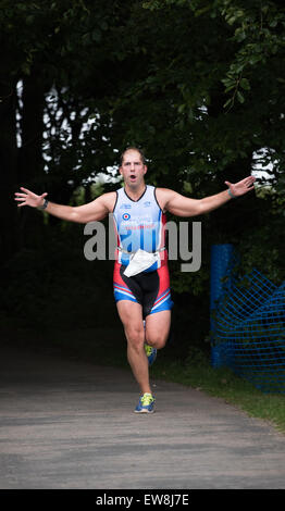 Rutland Water, dans le Leicestershire. 20 Juin, 2015. Membre de l'équipe de la RAF affiche une attitude triomphante à l'événement. Triathon Dambuster Credit : miscellany/Alamy Live News Banque D'Images