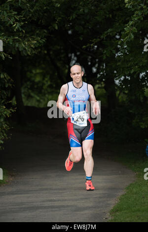 Rutland Water, dans le Leicestershire. 20 Juin, 2015. Chris Docherty au triathlon Dambuster. sur le chemin du retour. Christ a terminé 132e dans un temps de 2 heures et 21 minutes. Credit : miscellany/Alamy Live News Banque D'Images