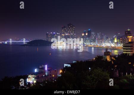 Nuit sur la ville de Busan avec plage de Haeundae et Haeundae business district sur l'arrière-plan, Busan, Corée du Sud. Banque D'Images