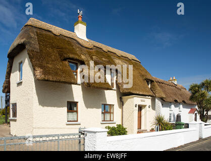 L'Irlande, Co Wexford, Kilmore Quay, thatched cottage idyllique au centre du village Banque D'Images